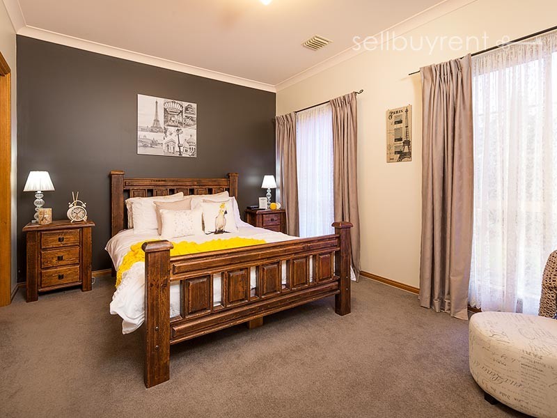 18 ELMSLIE CIRCUIT, Wodonga VIC 3690