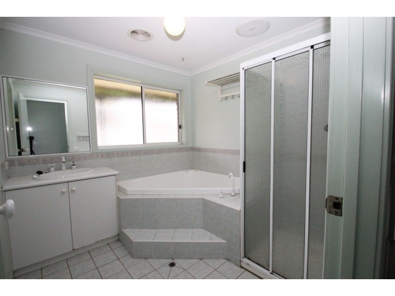 8 Stenzel Crescent, Baranduda VIC 3691