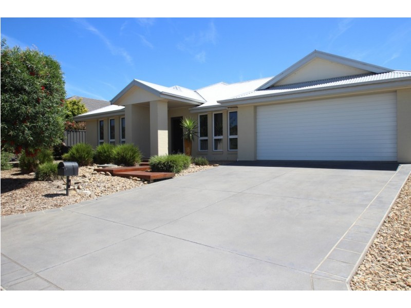 8 MYOTIS STREET, Thurgoona NSW 2640