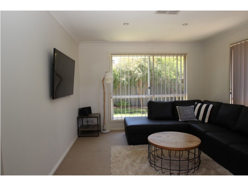 8 MYOTIS STREET, Thurgoona NSW 2640