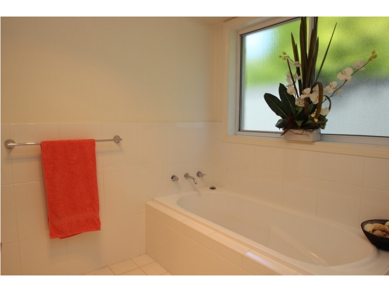 8 MYOTIS STREET, Thurgoona NSW 2640
