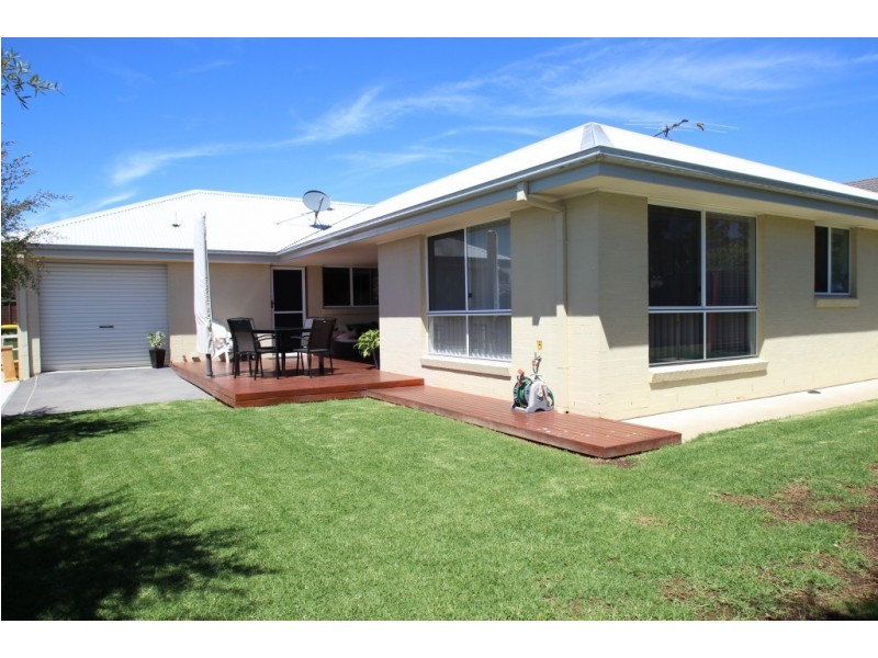 8 MYOTIS STREET, Thurgoona NSW 2640