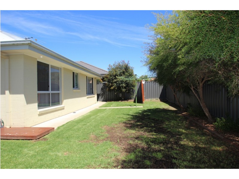 8 MYOTIS STREET, Thurgoona NSW 2640