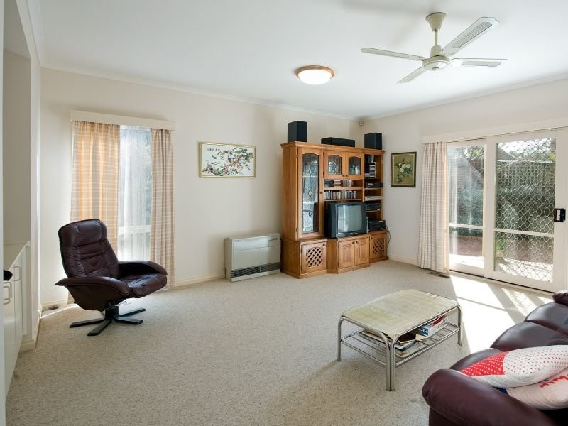 1 Varcoe Close, Burwood VIC 3125