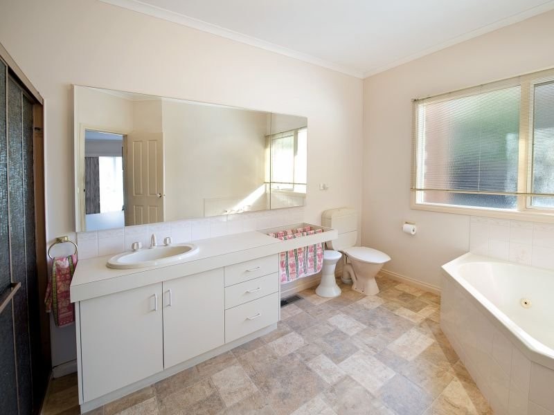 1 Varcoe Close, Burwood VIC 3125