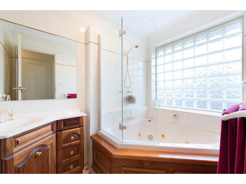 8 Roycroft Close, Glen Waverley VIC 3150