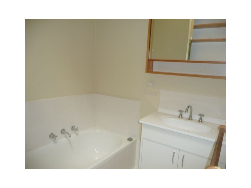 2/2 Oakpark Drive, Chadstone VIC 3148