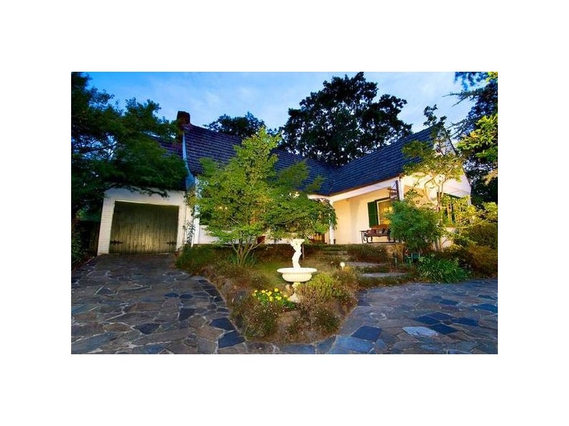 15 Carlyle Crescent, Mont Albert VIC 3127