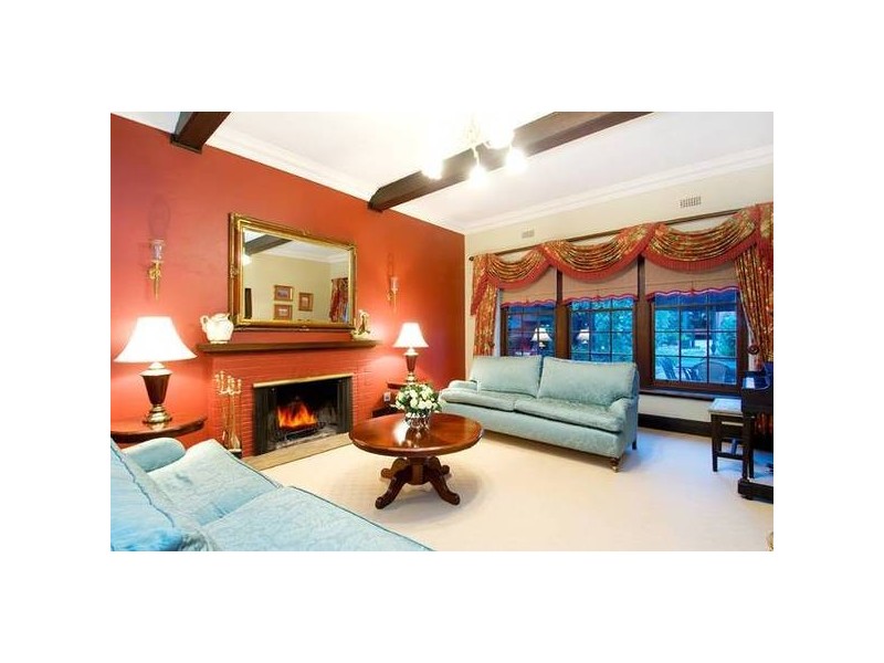 15 Carlyle Crescent, Mont Albert VIC 3127