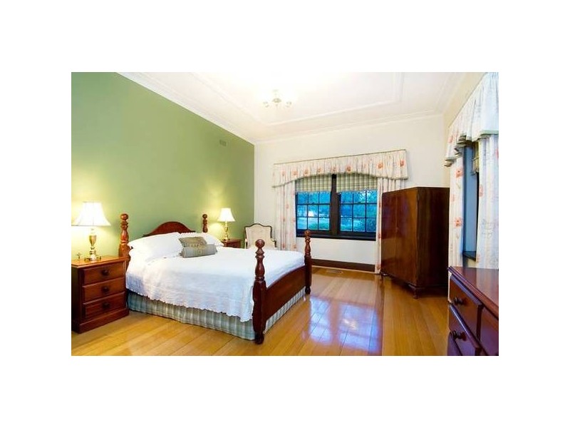 15 Carlyle Crescent, Mont Albert VIC 3127