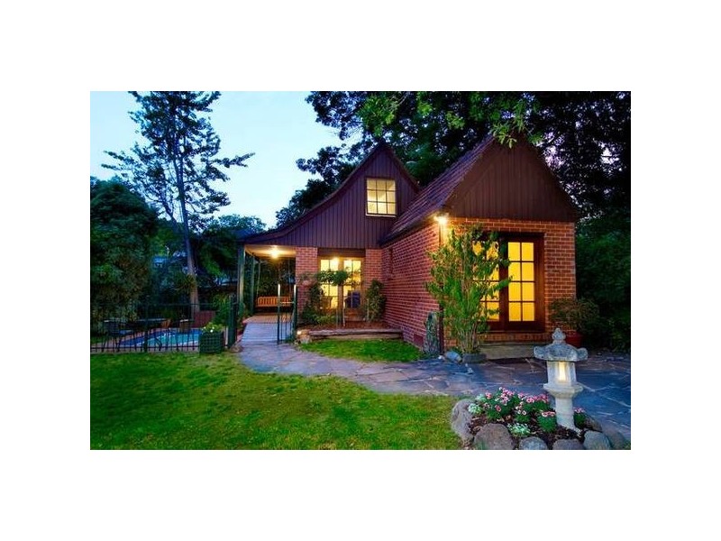 15 Carlyle Crescent, Mont Albert VIC 3127