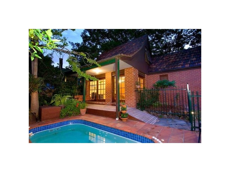 15 Carlyle Crescent, Mont Albert VIC 3127