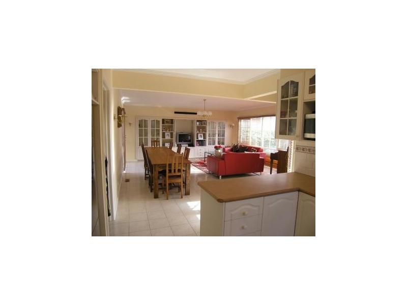 8 Reumah Court, Canterbury VIC 3126