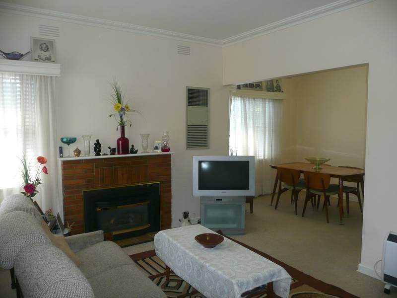 2 Chandler Grove, Burwood VIC 3125