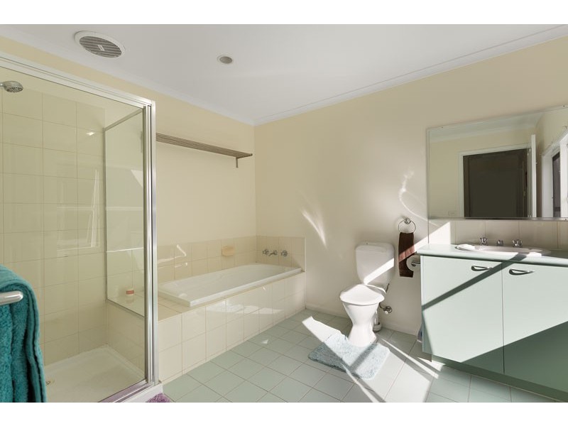 18/162 Stockmans Way, Kensington VIC 3031