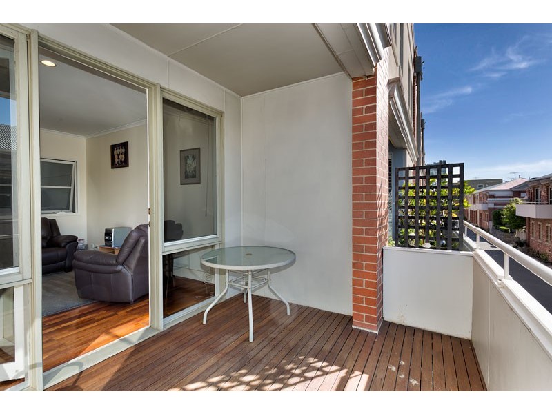 18/162 Stockmans Way, Kensington VIC 3031