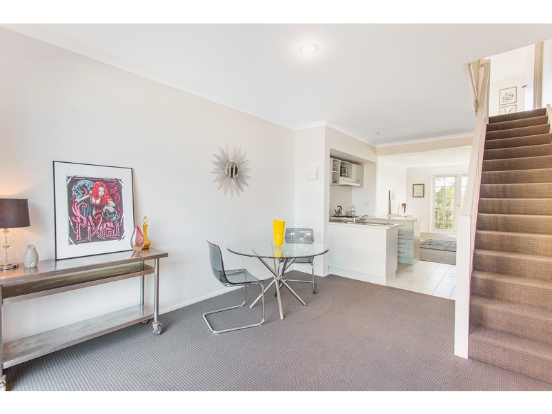 14/2 Ballarat Road, Footscray VIC 3011