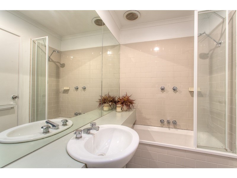 14/2 Ballarat Road, Footscray VIC 3011