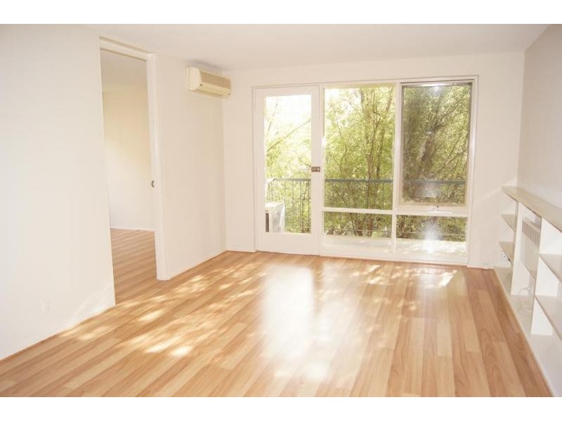 4/13 Farnham Court, Flemington VIC 3031