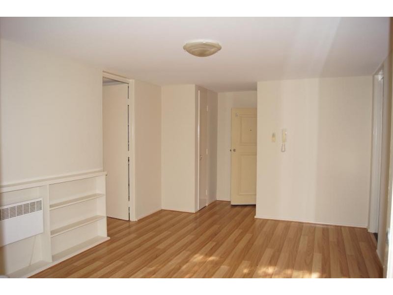 4/13 Farnham Court, Flemington VIC 3031