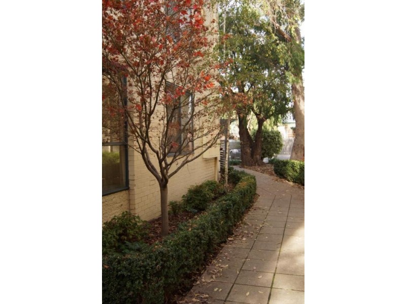 4/13 Farnham Court, Flemington VIC 3031