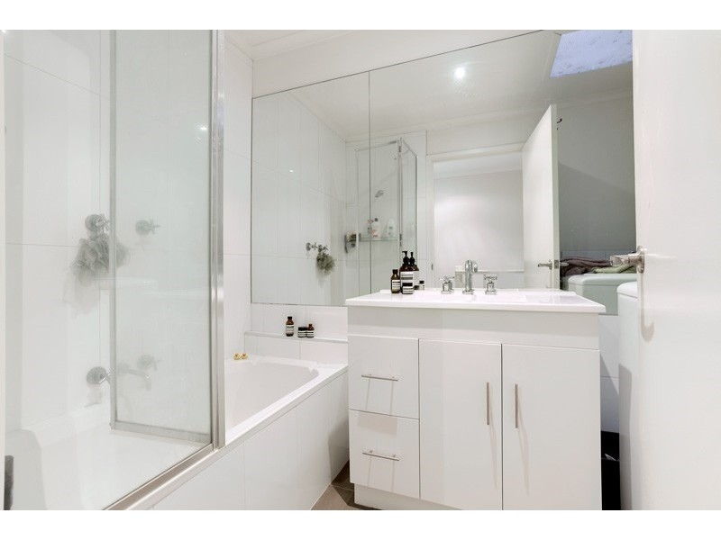 24/2 Ballarat Road, Footscray VIC 3011