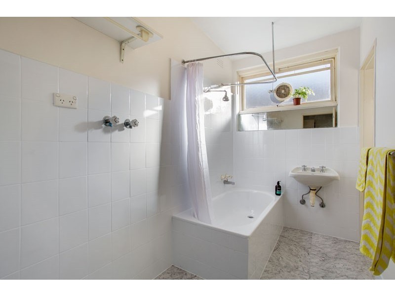 2/32 Finsbury Street, Flemington VIC 3031