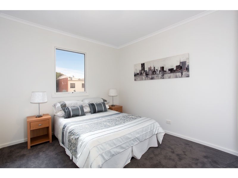 100 Fairbairn Drive, Kensington VIC 3031