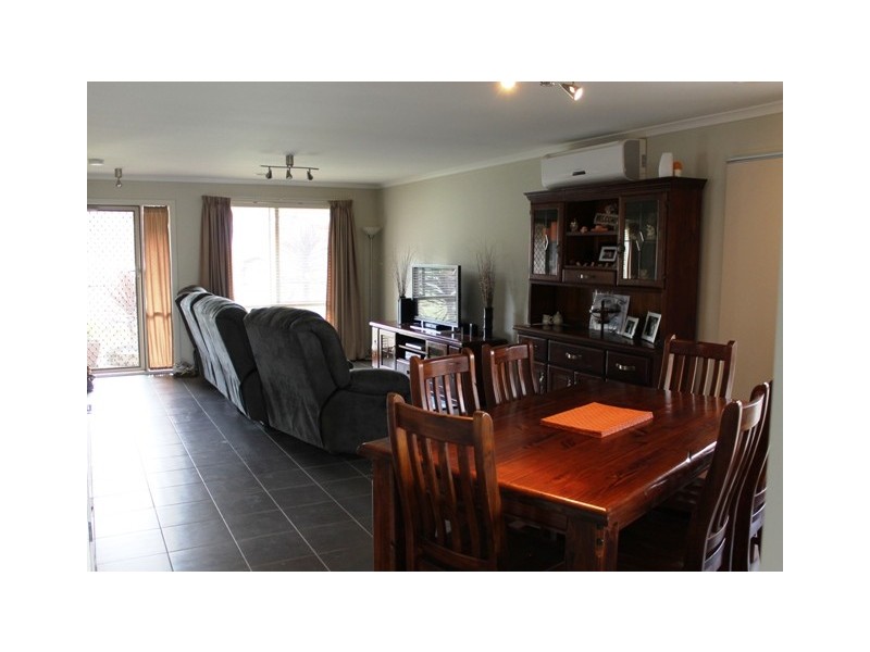 33 Springwater Drive, Drouin VIC 3818