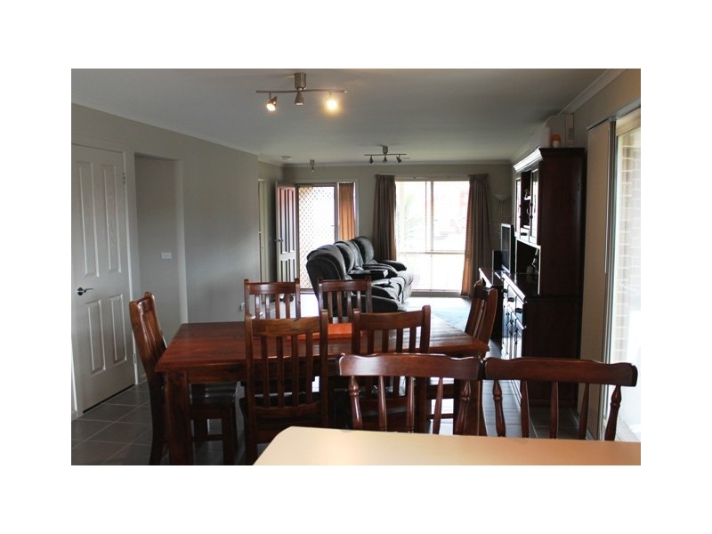 33 Springwater Drive, Drouin VIC 3818