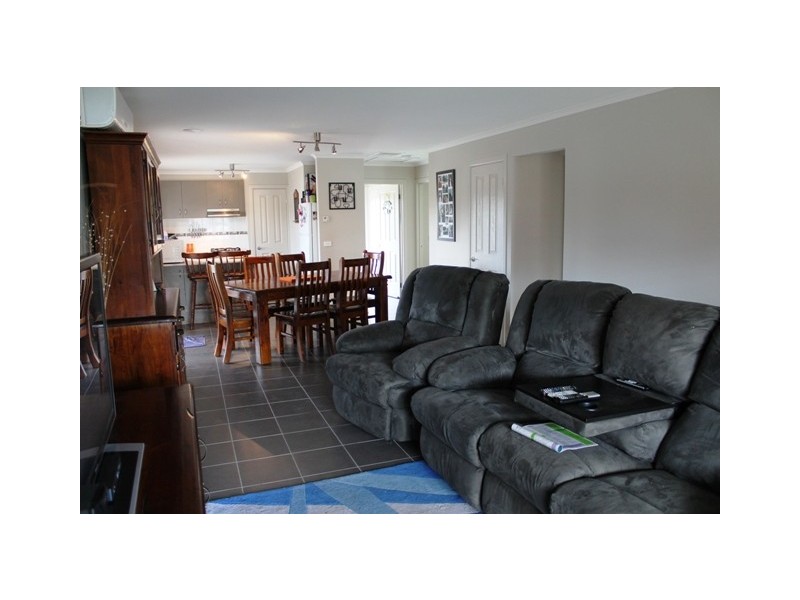 33 Springwater Drive, Drouin VIC 3818