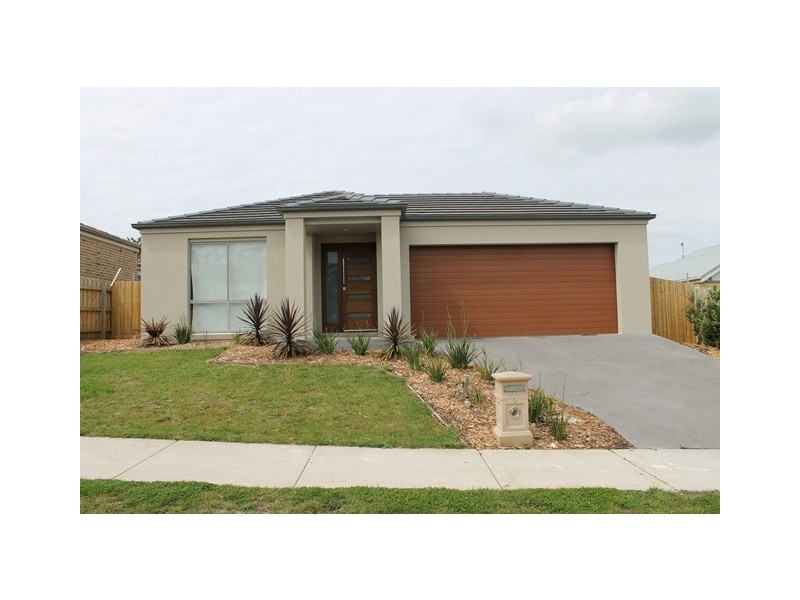 8 Richie Court, Drouin VIC 3818