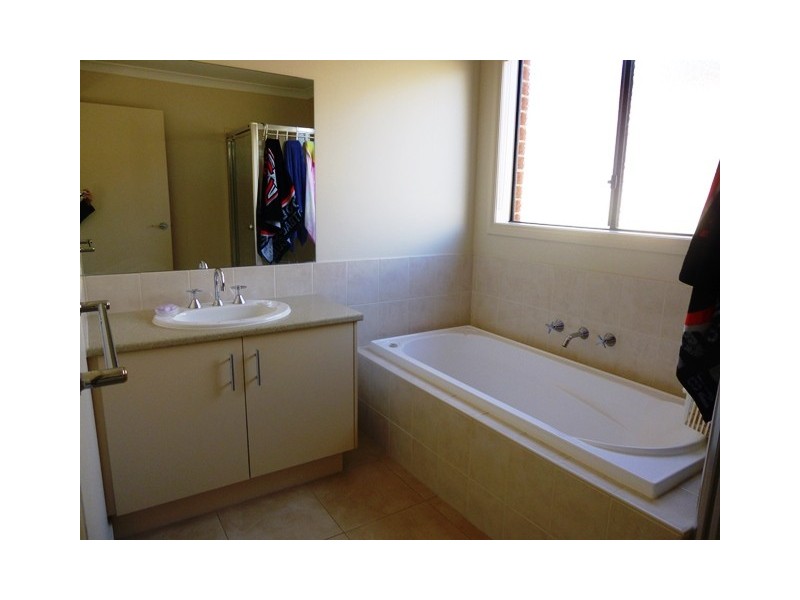 28 Summerhill Boulevard, Drouin VIC 3818