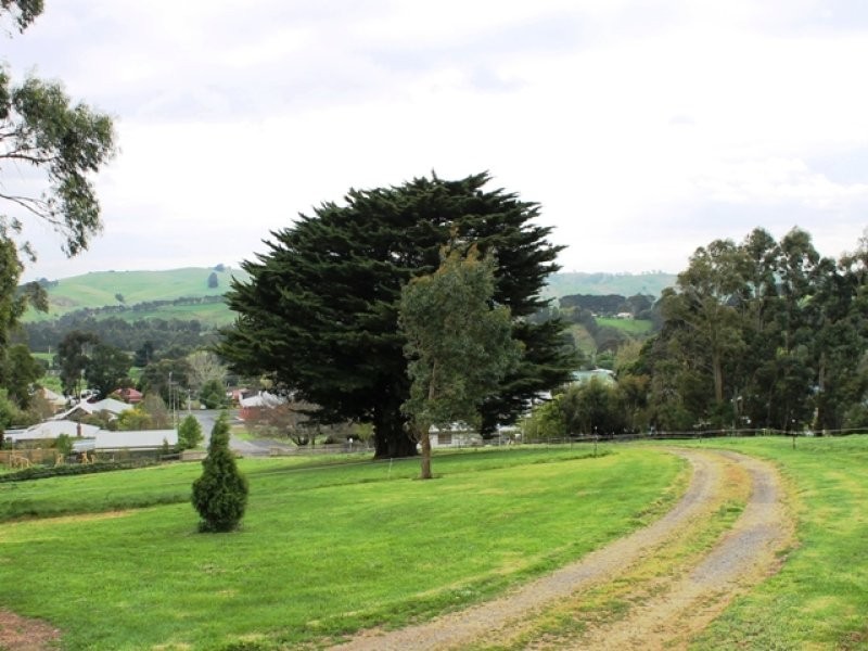 11 Roy Street, Loch VIC 3945