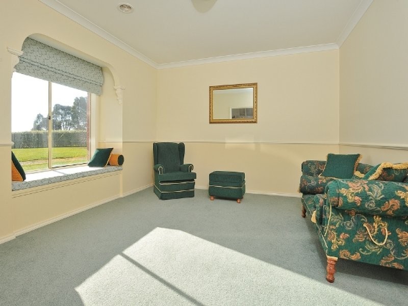 21 Canterbury Close, Drouin VIC 3818