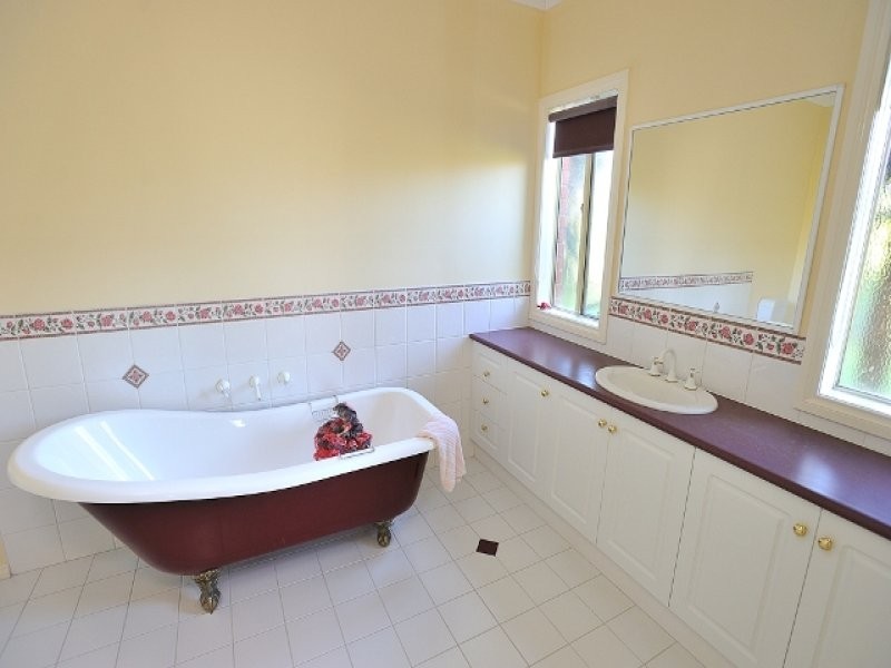 21 Canterbury Close, Drouin VIC 3818