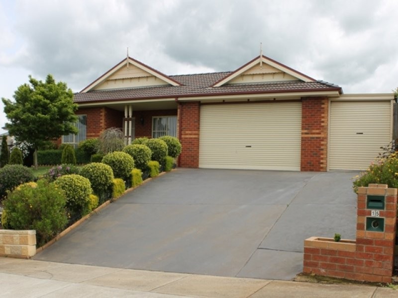 15 Cypress Court, Drouin VIC 3818