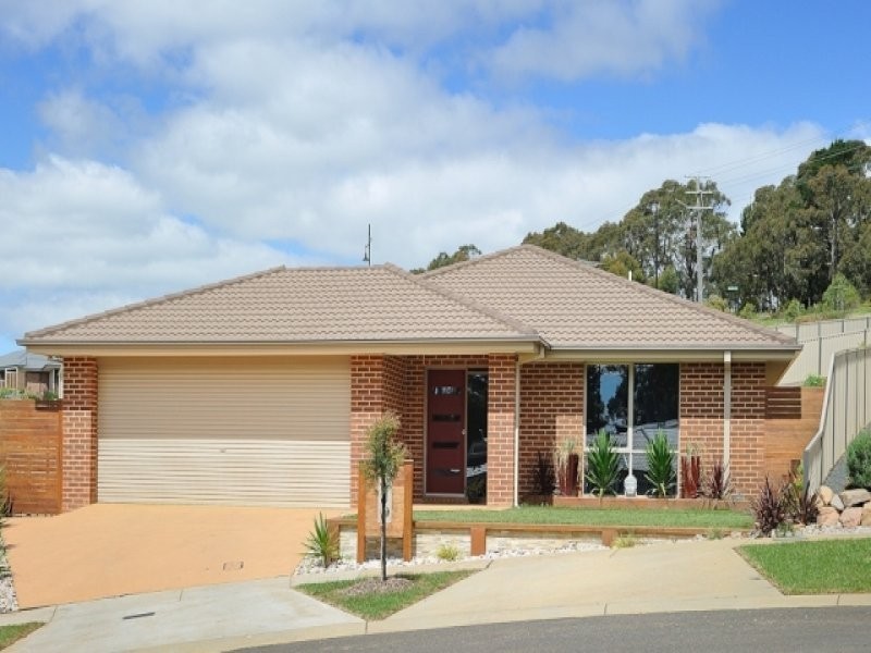 9 Lakeside Court, Drouin VIC 3818