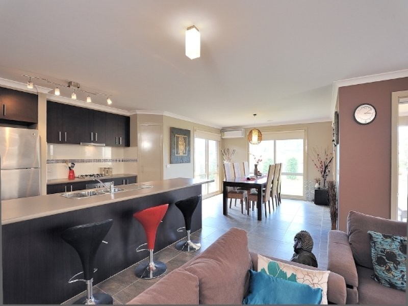 9 Lakeside Court, Drouin VIC 3818