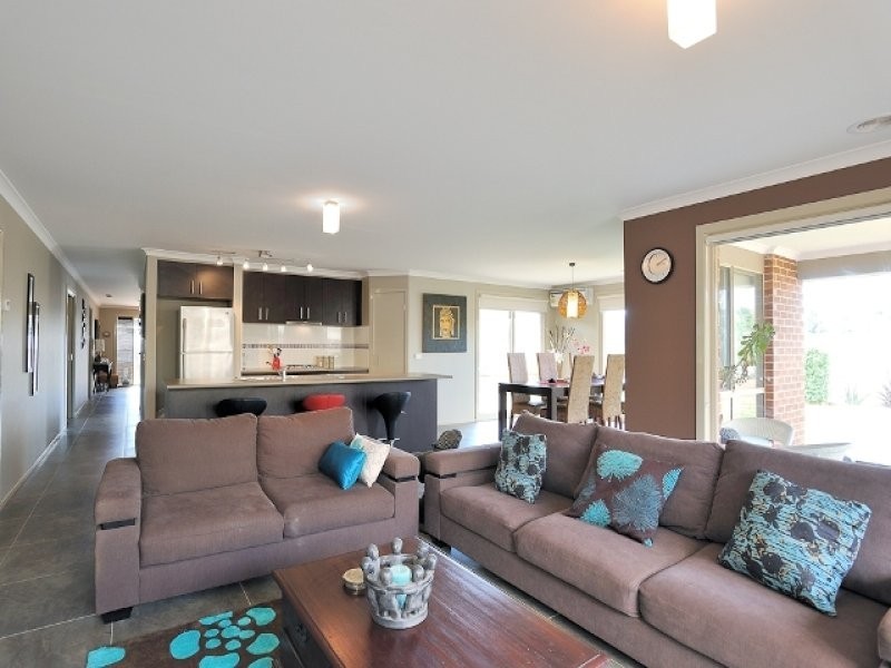 9 Lakeside Court, Drouin VIC 3818