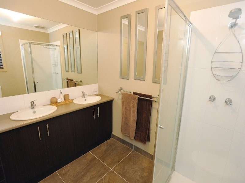 9 Lakeside Court, Drouin VIC 3818