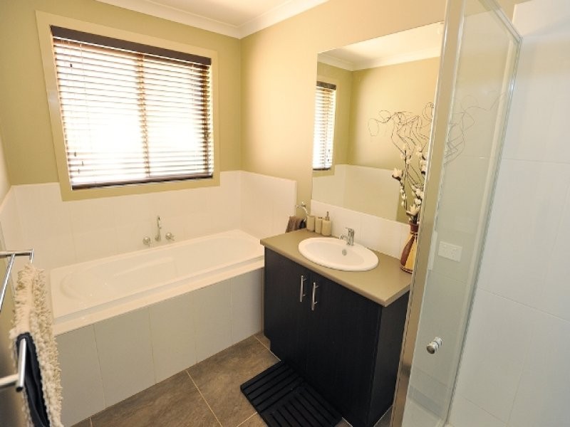 9 Lakeside Court, Drouin VIC 3818