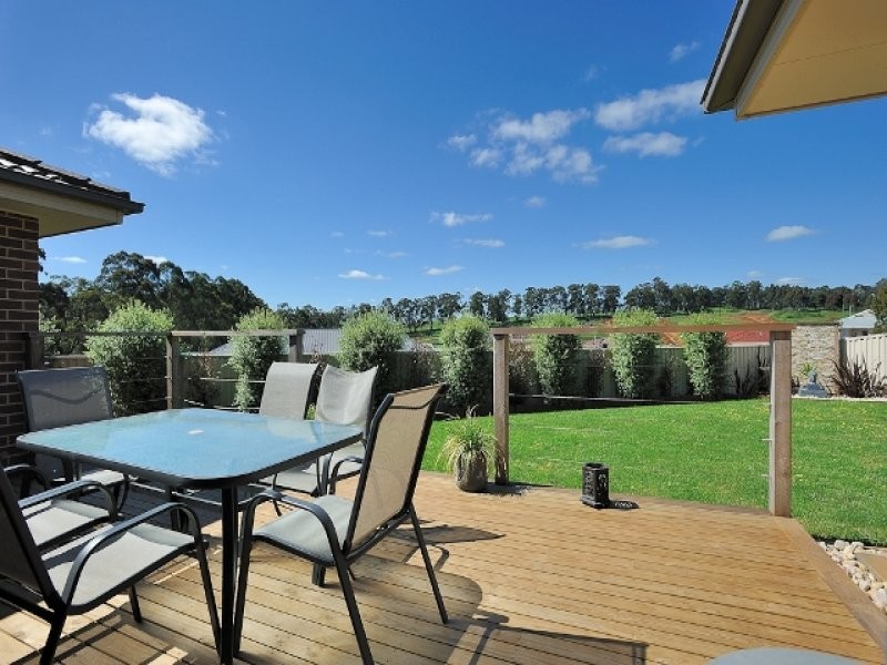 9 Lakeside Court, Drouin VIC 3818