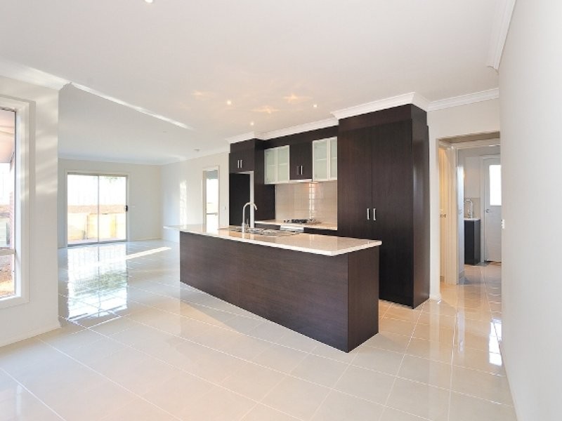 2/4 Palm Square, Drouin VIC 3818