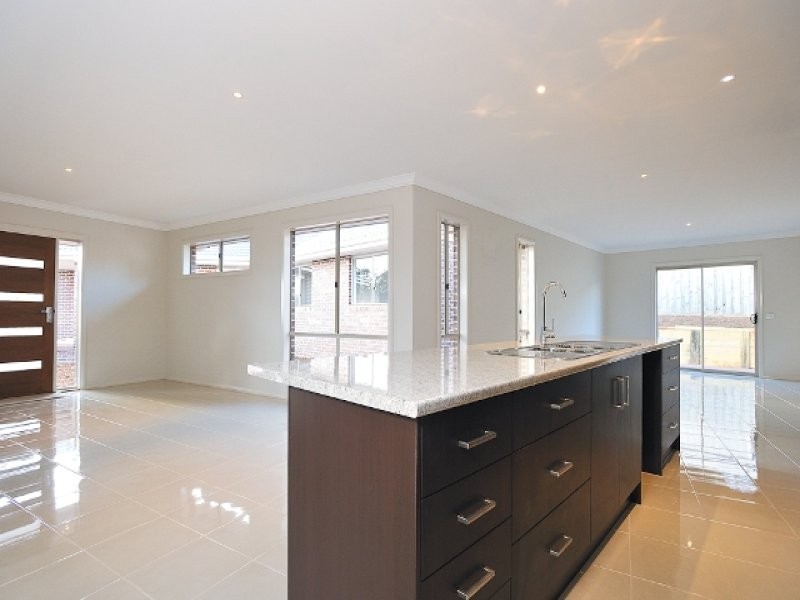 2/4 Palm Square, Drouin VIC 3818