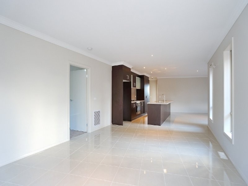 2/4 Palm Square, Drouin VIC 3818