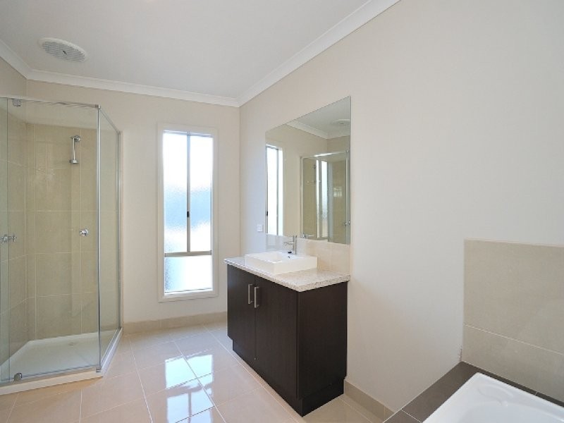 2/4 Palm Square, Drouin VIC 3818