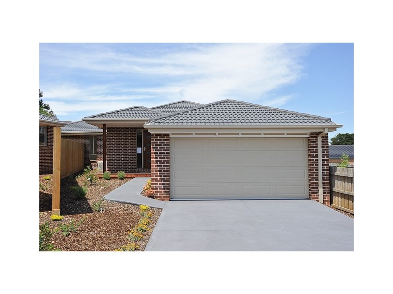 2/4 Palm Square, Drouin VIC 3818