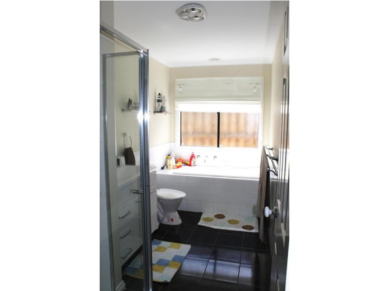 48 Wakenshaw Crescent, Pakenham VIC 3810