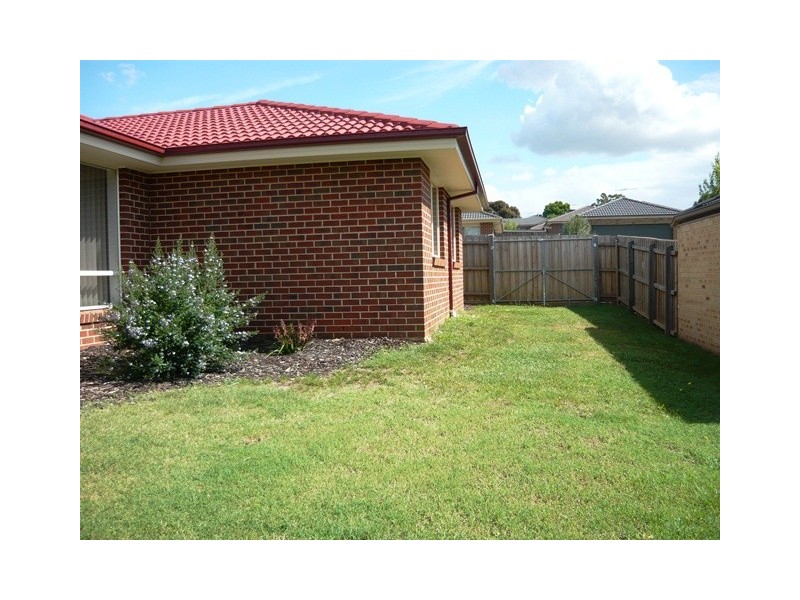 15 Rivendale Crescent, Drouin VIC 3818